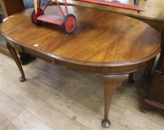 A walnut extending dining table W.168cm with leaf